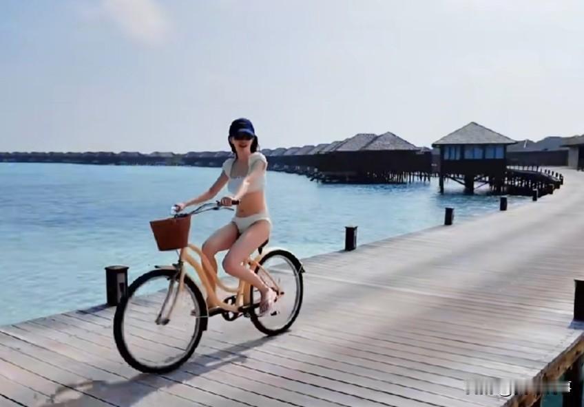 越来越搞不懂了！在海边上就叫行走的艺术，在大街上就是耍流氓了
近日，徐璐一组海边