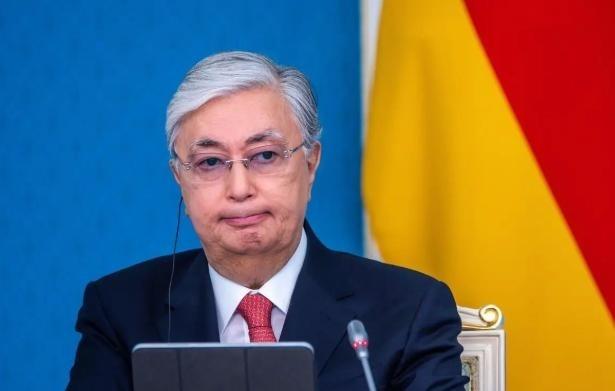 托卡耶夫拿着日本37亿美元的支票，转身就用“消除核威胁“的立场，把高市早苗的拥核