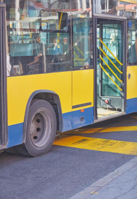 广州，6旬老太坐公交，期间坐累了，就起身在车厢过道里走动，活动腿脚。谁知，司机避