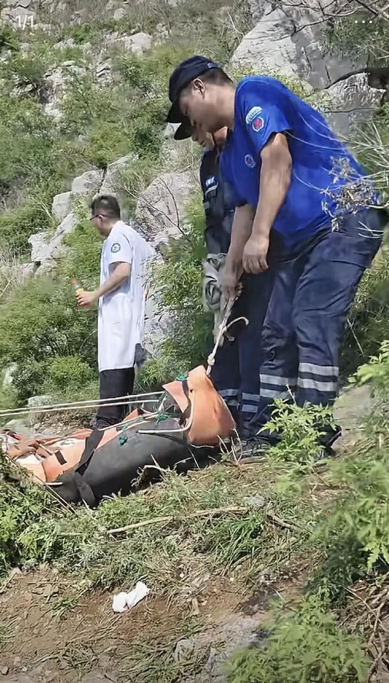 这大概是哥哥能给妹妹最后的守护了。

事发的野山陡坡又滑又险，信号缺失，很多救援