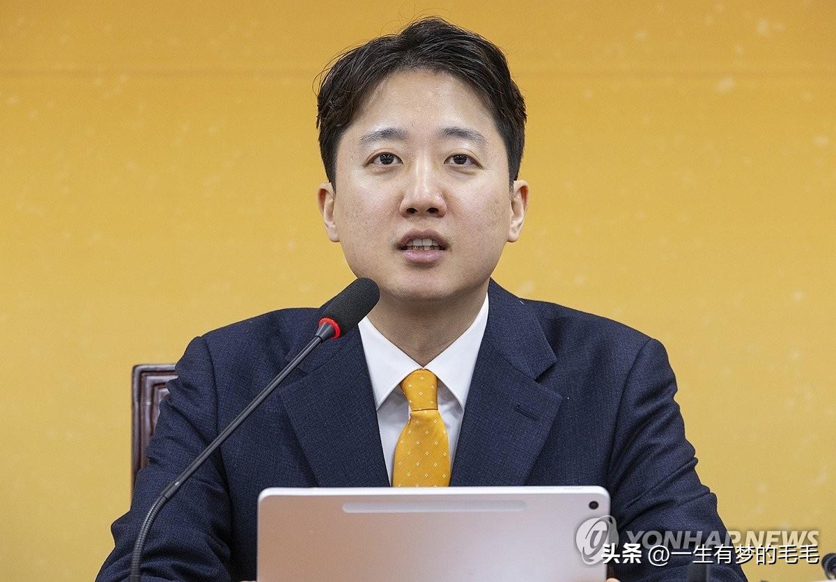 3月30日，韩国改革新党党首李俊锡公开批评李在明政府，称其推进拆除四大江16座水