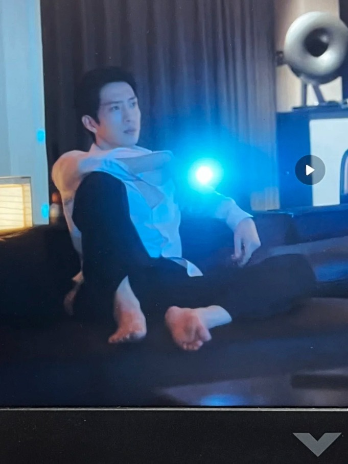 为什么霸总老露脚趾为什么霸总不穿袜子还要露脚趾 脚趾头还要蠕动哈哈哈哈哈 脚趾尴