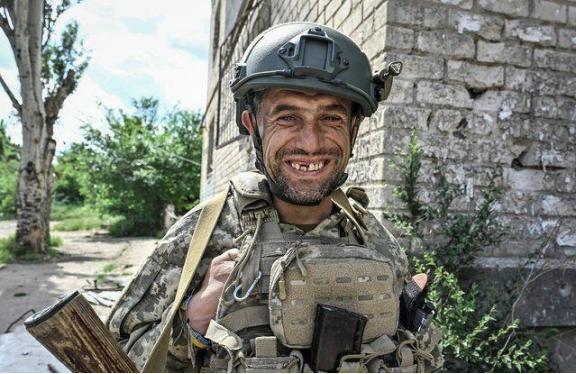 乌克兰都快打灭国了，为什么还不愿意投降？其实说白了，不是不想，而是不敢！

东线