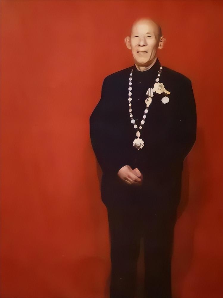 1990年，东北一大爷得知儿子当兵被拒，他为儿子来到军营，拿着小学课本，对部队首