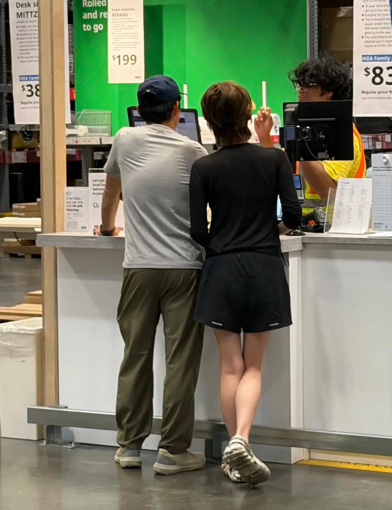 40岁郑恺和老婆苗苗在温哥华买车、买家具被偶遇，夫妻俩挽着手逛宜家，买了不少生活