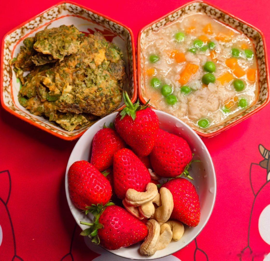 #这个问题吃什么# 早餐：胡萝卜豌豆燕麦粥，花椒芽炒鸡蛋，草莓，腰果，小锅里还有