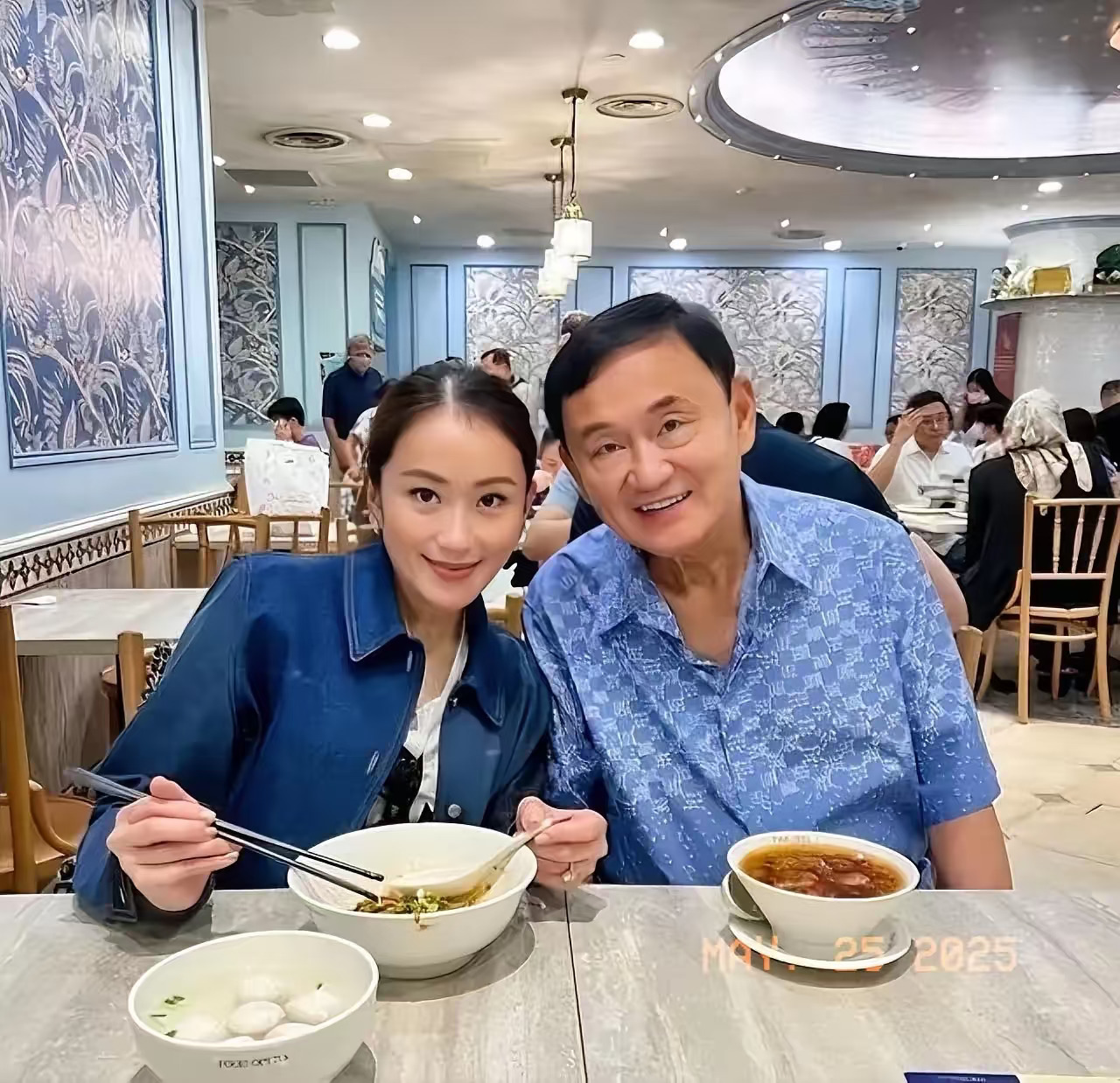 他信与女儿，泰王国现任总理佩通坦共进早餐。