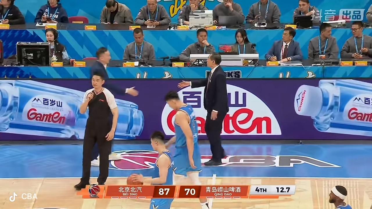 最终北京北汽不出意外拿下了胜利✌️！

        在刚刚结束的北京北汽男篮