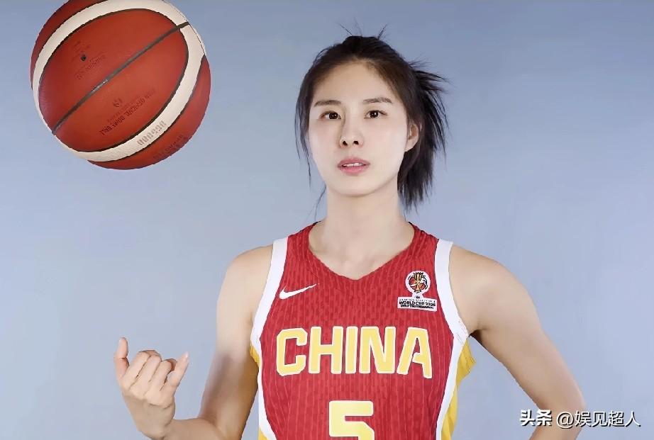 30岁的王思雨最近一组写真直接刷屏！穿上裙子的她五官精致、气质绝了，又飒又温柔，