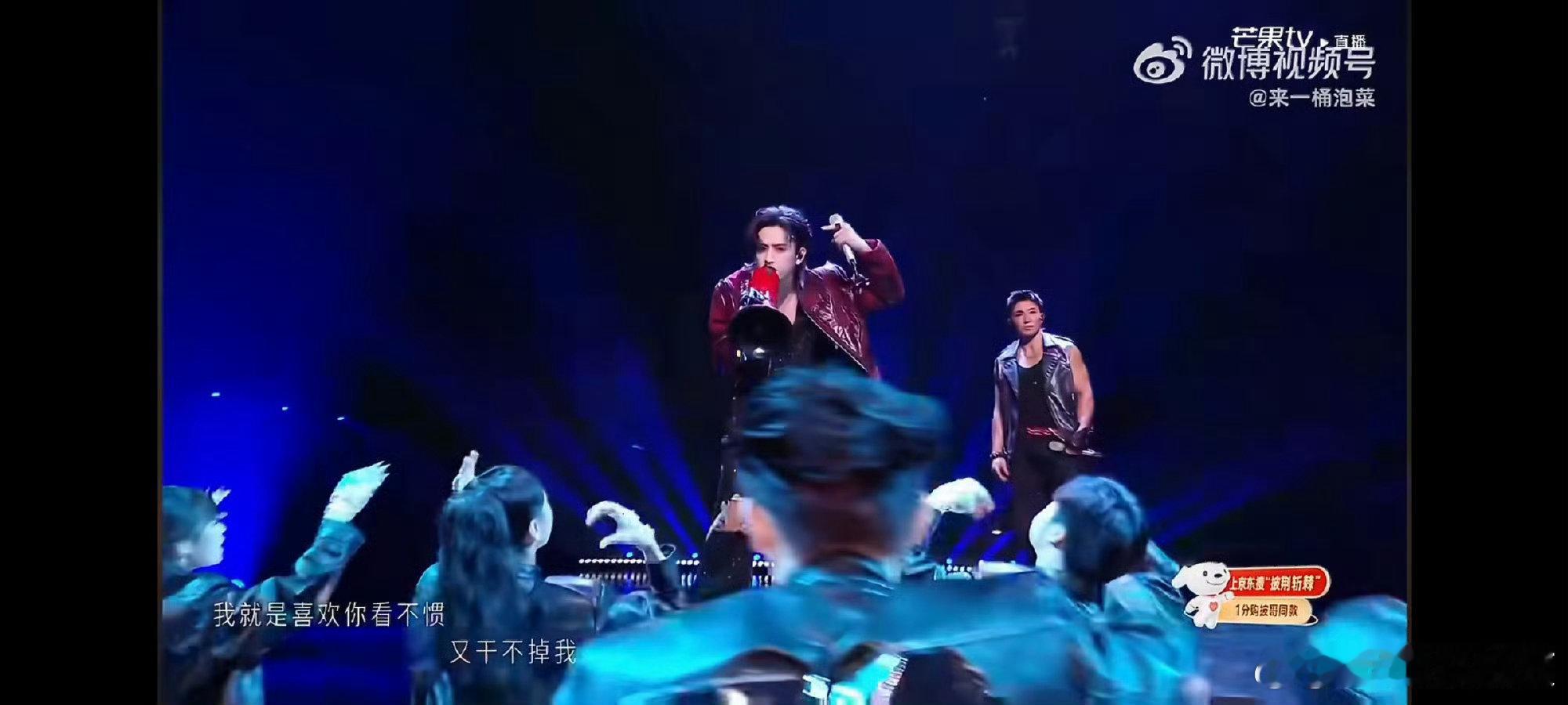 曹骏刘畊宏陈若轩大闹舞台 陈若轩跑调但实在美丽，披哥二公欢乐名场面，曹骏刘畊宏陈