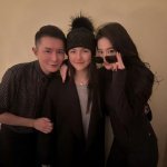 刘亦菲李现王诗龄刘冲合照 在爱里长大的小孩啊，我也想被刘亦菲抱在怀里 