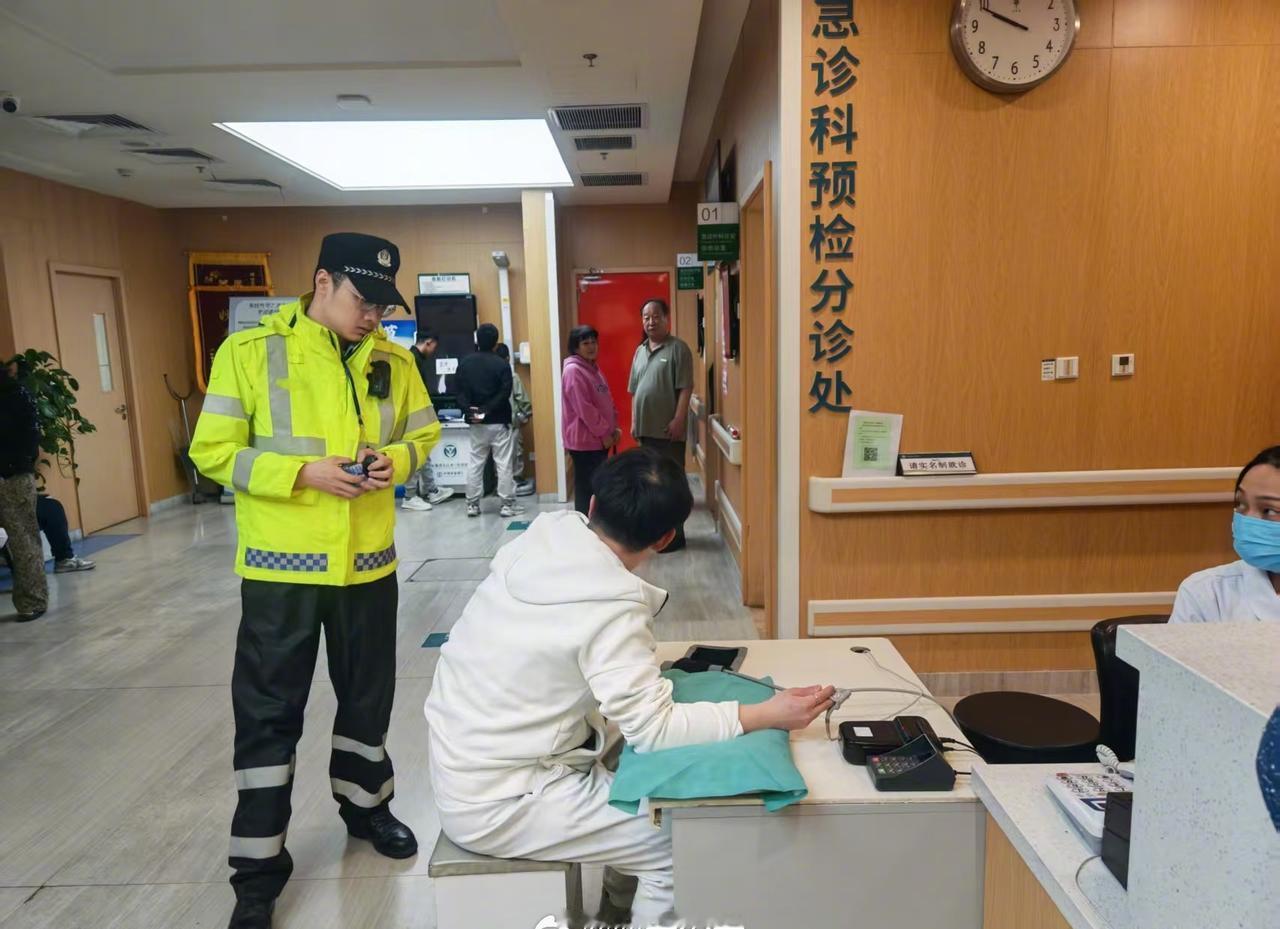 2026年5月16日， 交管莲湖大队土门中队民辅警在昆明路与丈八路路口开展炸街车