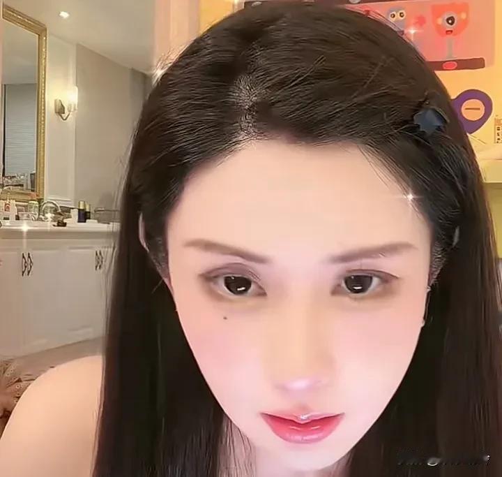 韦雪说，我不是黄一鸣，我不卖美瞳。

韦雪还说，男人不要喜欢我，我是会要你命的那