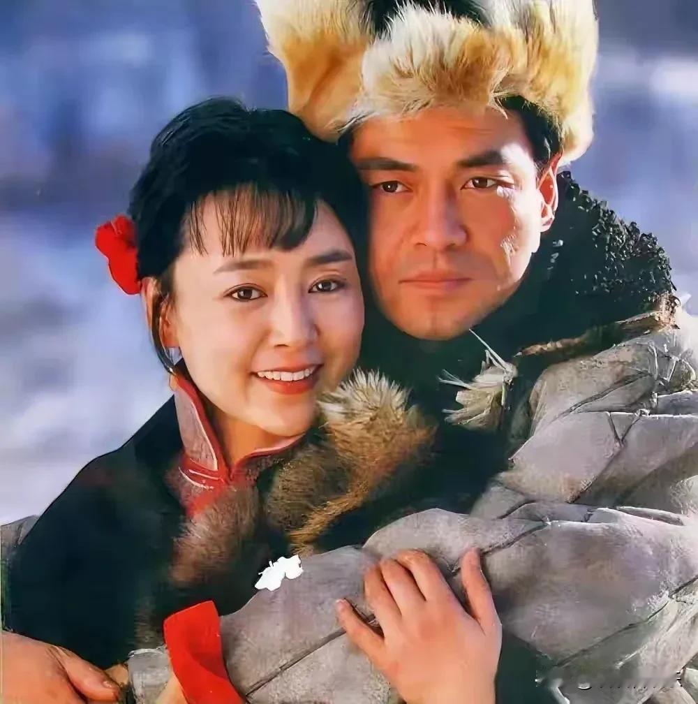 这是一张90年代剧组合影， 画面好温馨，男演员尤勇面容俊朗，气质非凡，特别是这个