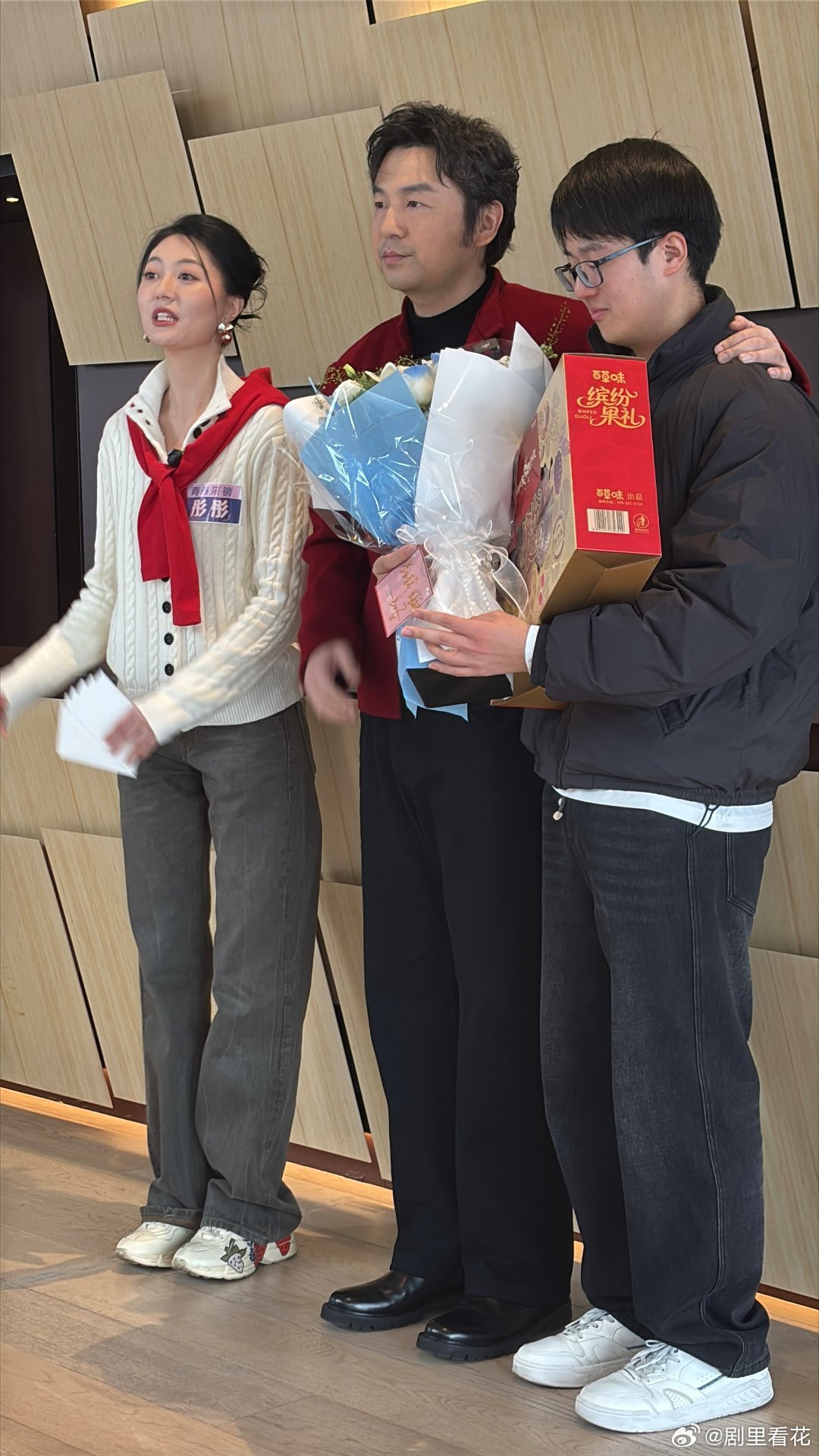 偶遇雷佳音在街头跟路人唠嗑 上海偶遇雷佳音，零食唠嗑两不误，和路人畅聊半小时，这