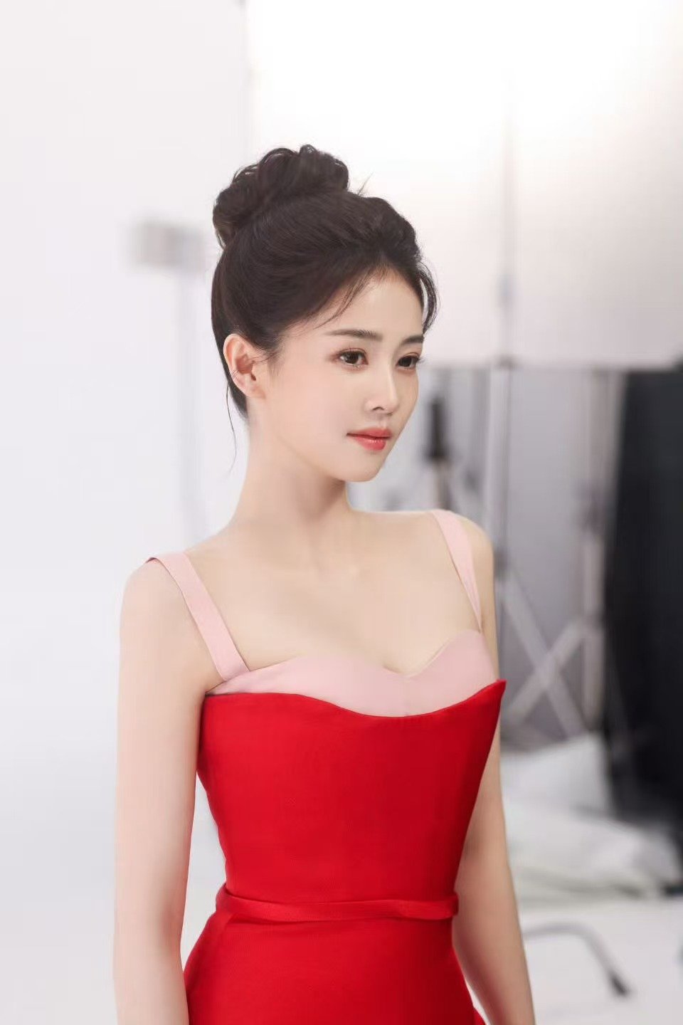 白鹿粉红拼接裙白鹿丸子头红裙明艳动人！ 