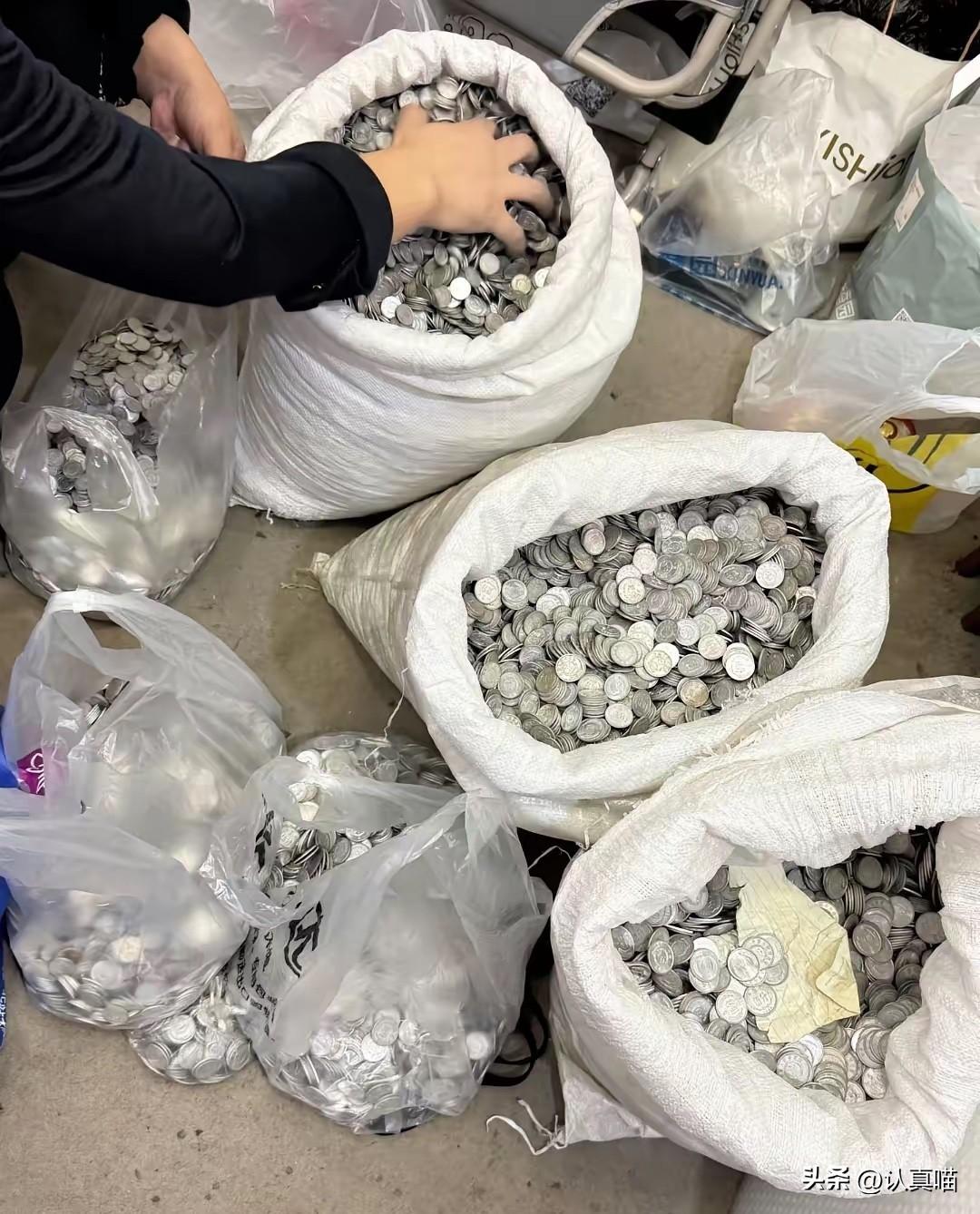 两百多斤分币，三十五块一斤甩给币商，单枚七分钱。
我佩服这哥们儿，不是因为他认赔
