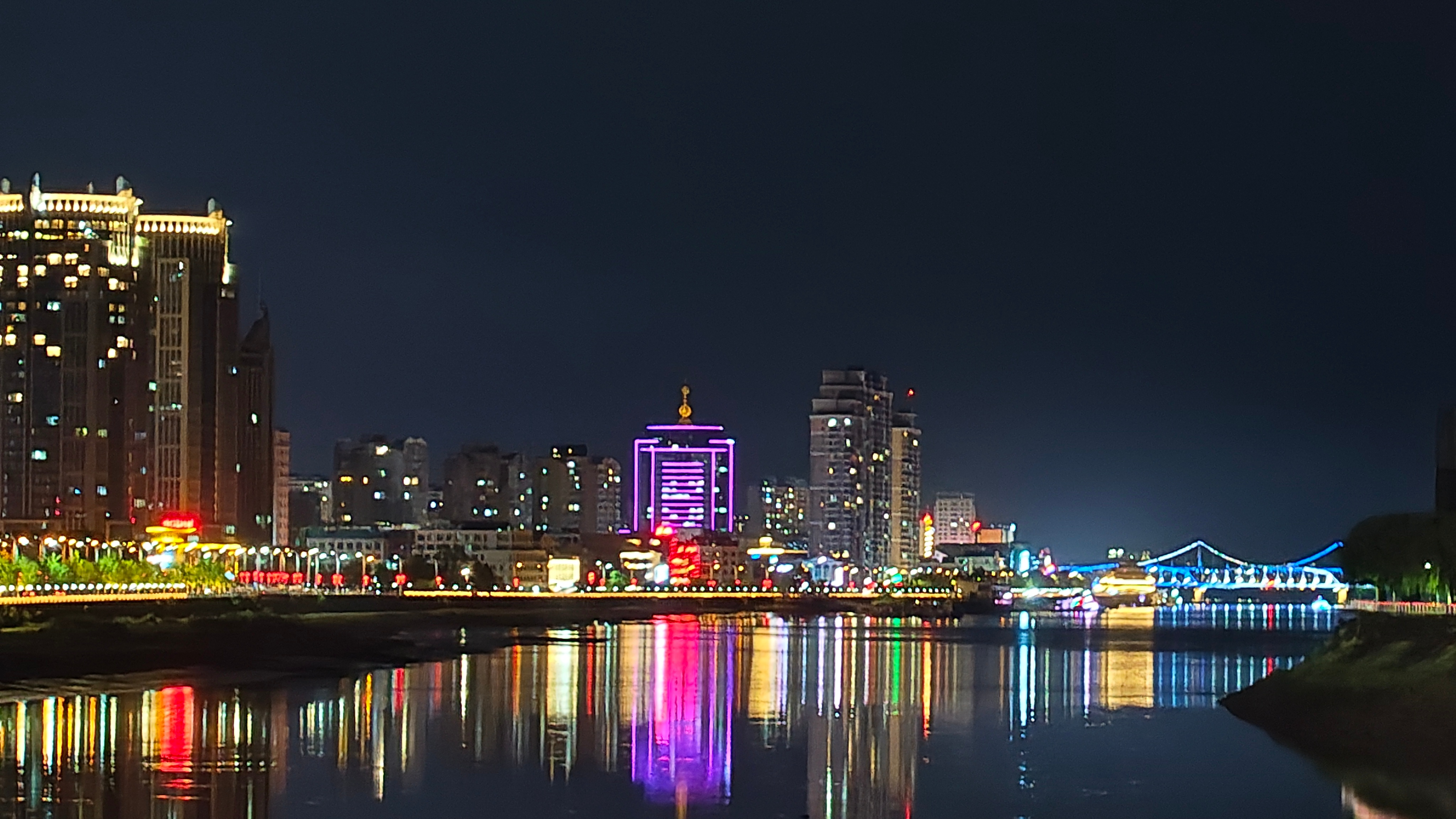 走在鸭绿江边凉风习习好舒服。看着夜景更想念想念的人~ 