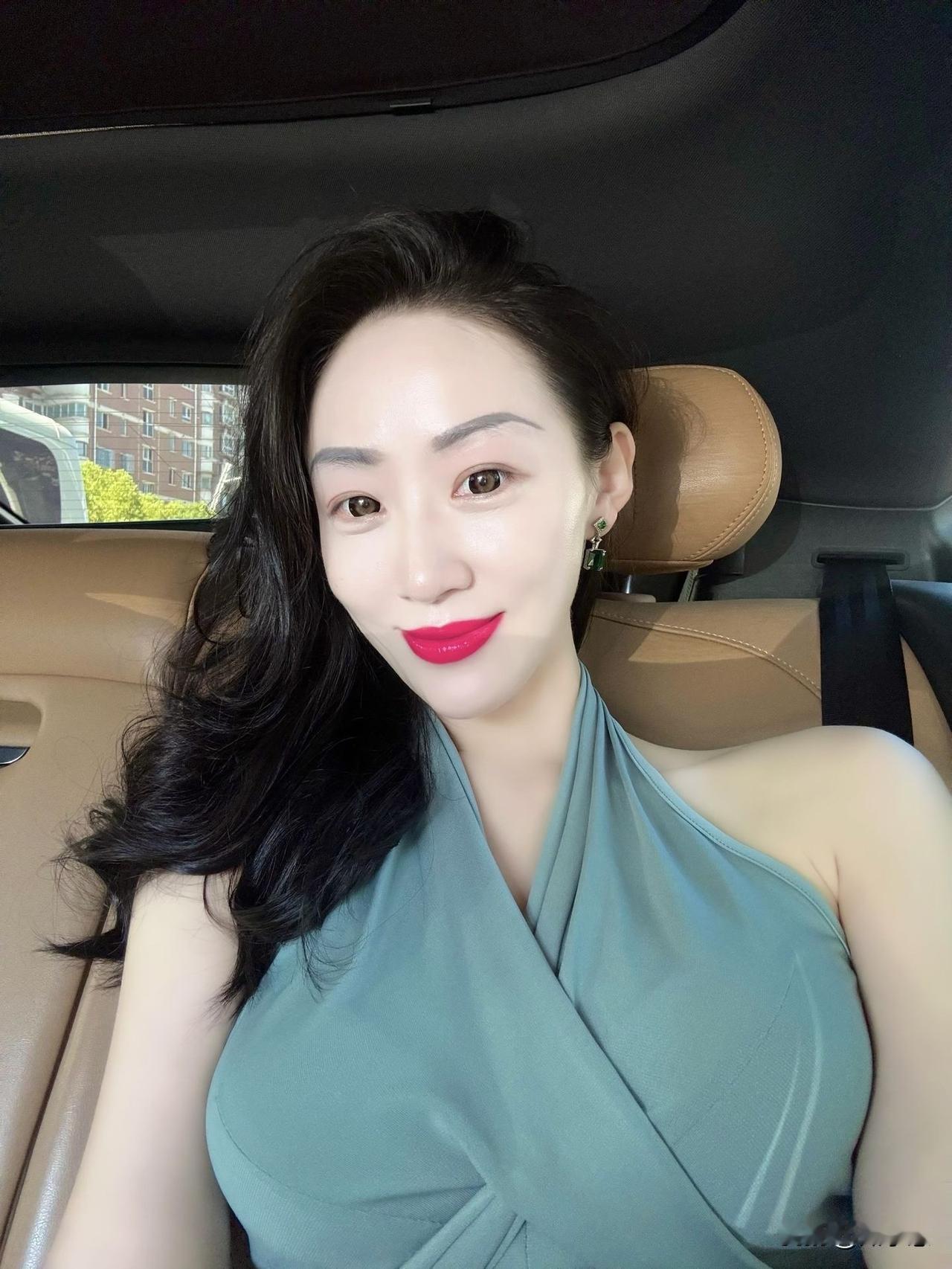 优雅车中自拍，惊艳的妆容和服饰