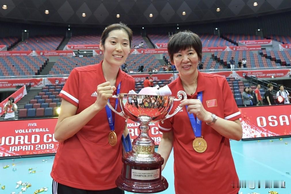 郎平最近最高兴了！

自己拿终身成就奖，爱徒朱婷登顶世界第一。  
可你猜最开心