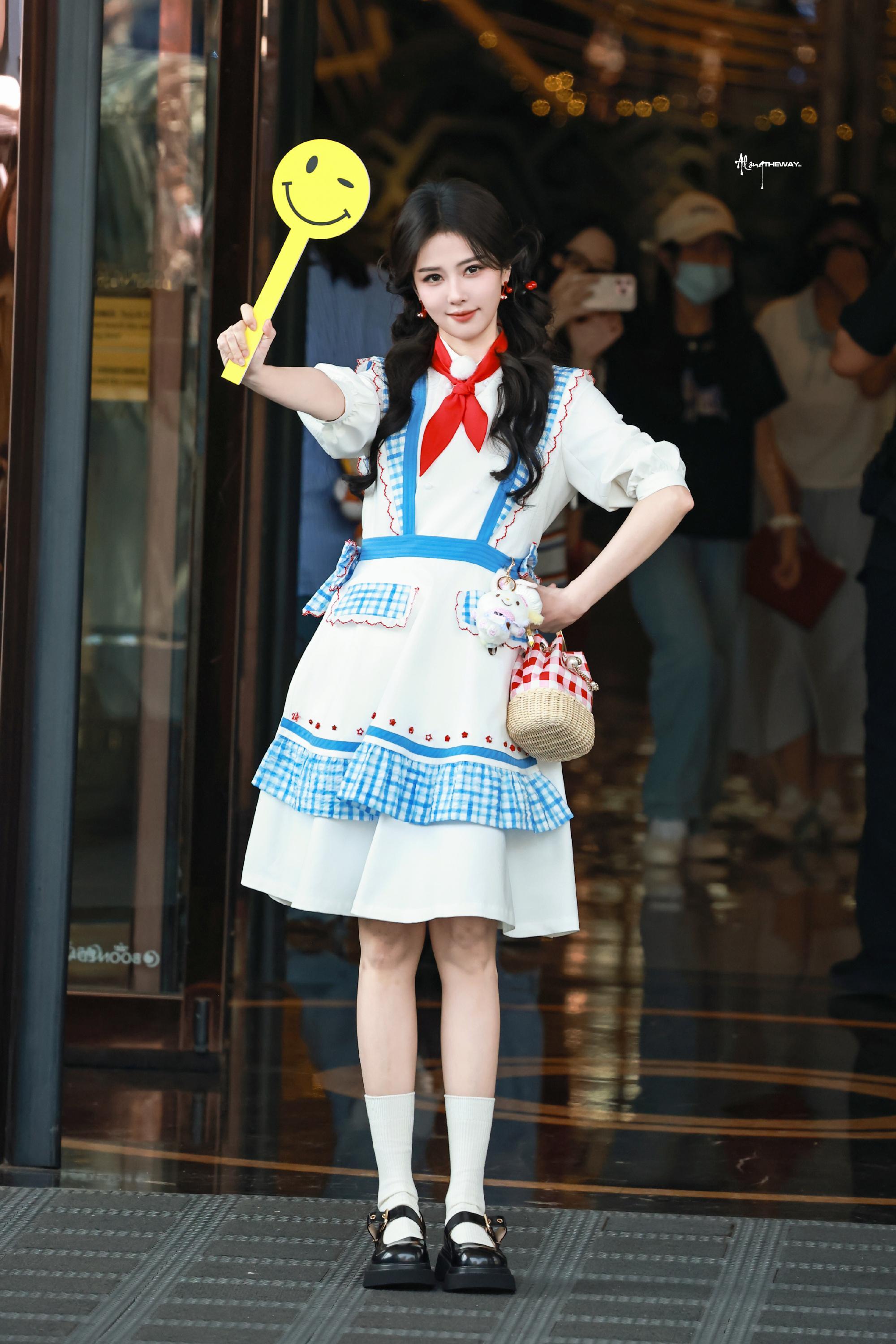 白鹿 厨师领巾白鹿奔跑吧路透🈶哎呦这个小厨娘真是萌到我了什么时候能品鉴到白梦妍