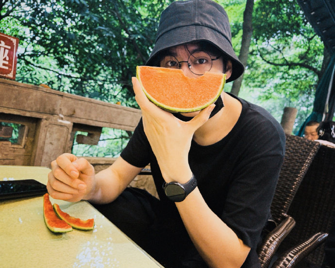 胡一天去了汉江公园也得吃泡面 笑点拉满的汉江偶遇花絮，胡一天体验江边煮泡面的日常