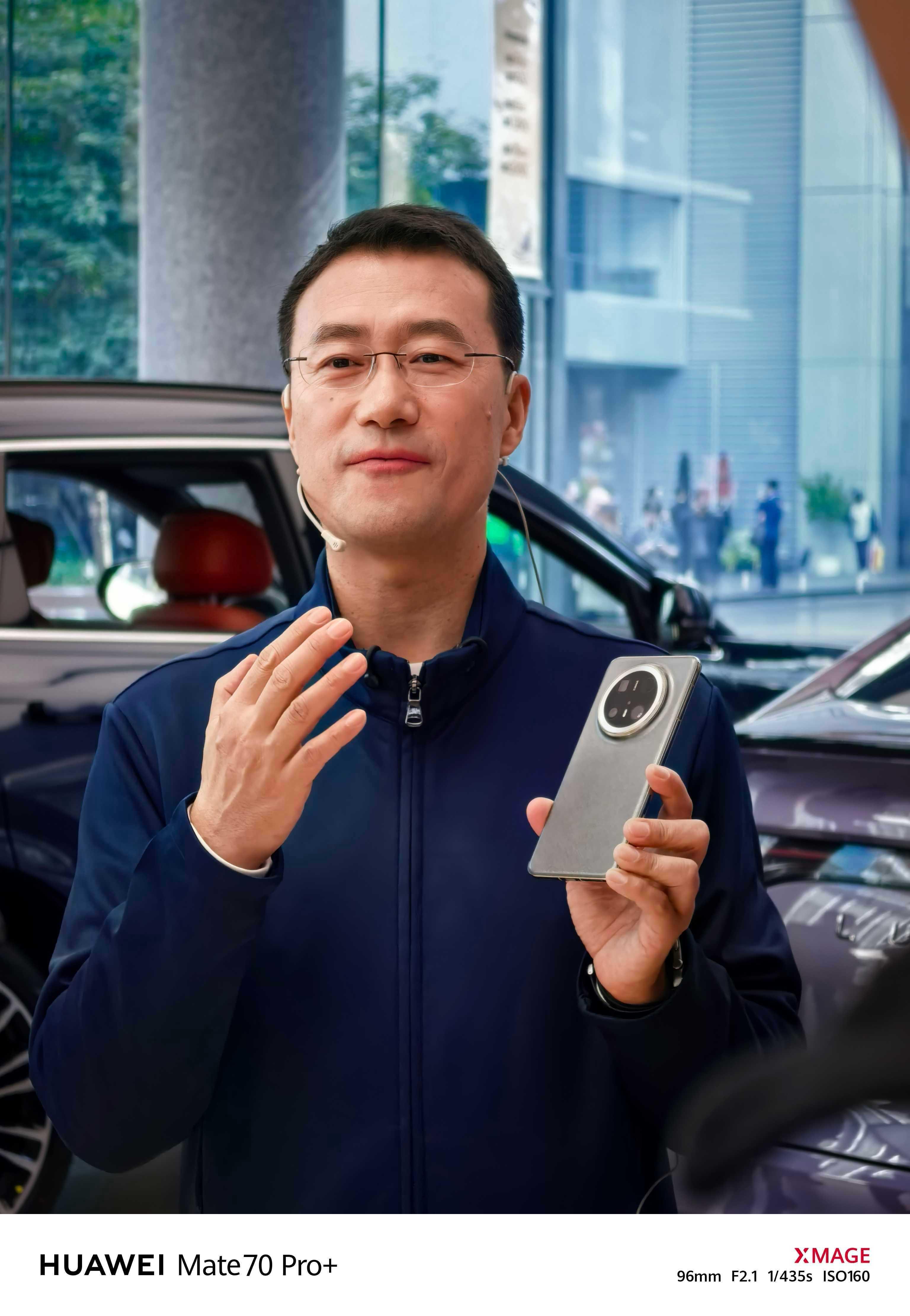 华为何刚现场展示Mate70强得飞起  真在现场[哈哈]华为终端BG CEO何刚