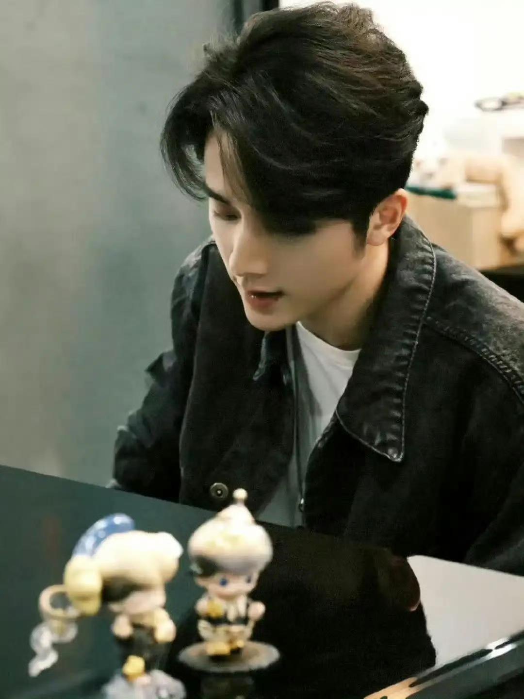 张新成：娱乐圈最佛系实力派！不炒流量，没剧播直接“隐身”
 
在流量当道的娱乐圈