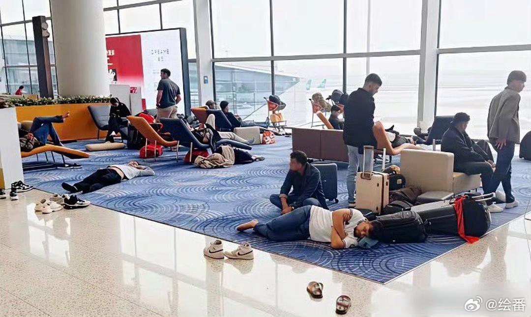 机场休息区印度人真是随性又自在，躺下去就睡了真的能睡得好吗 