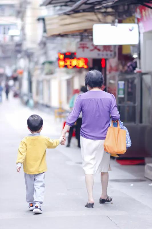 奶奶带孙子,是义务还是情分? 奶奶带孙子，是义务还是情分?现实生活中，许多家庭都