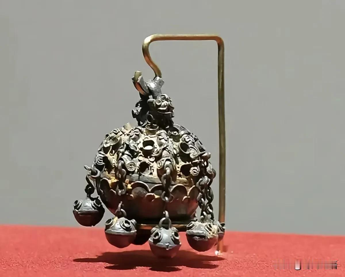 找了个卖古董的贾先生鉴定这个八子银铃的价格，他说最多也就值500元。
     