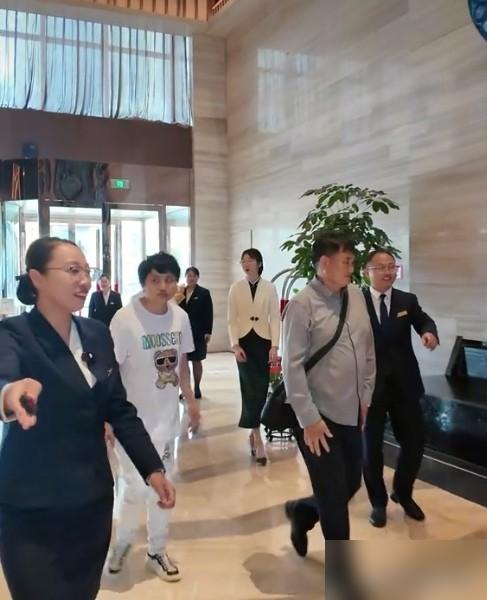 什么叫顶级流量？
端午夜，大衣哥在威海一个商场音乐节唱歌。
网上立马炸了，焦