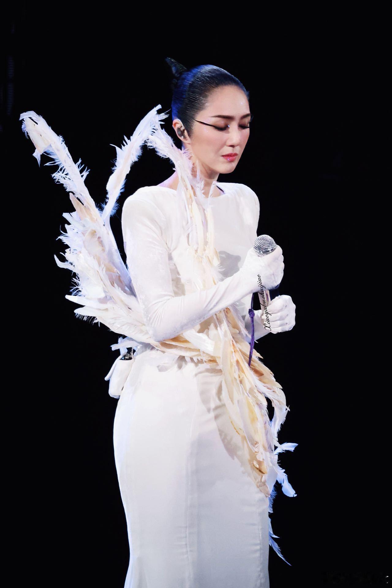 杨千嬅稀客重回红馆已是大合唱杨千嬅红馆开唱，《稀客》大合唱戳中人心！从早年红馆首