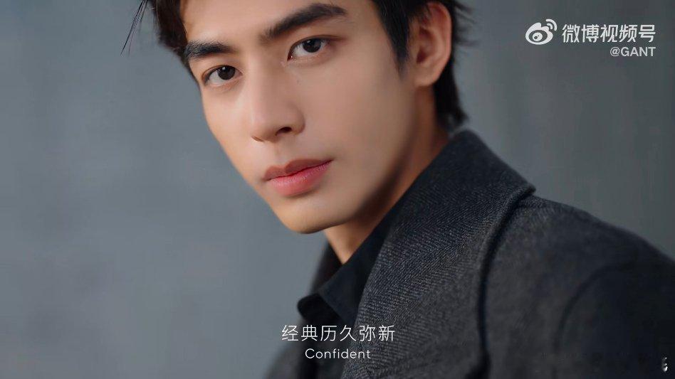 GANT全球品牌代言人宋威龙甘特风穿搭  🧥 宋威龙GANT黑大衣封神！谁懂啊