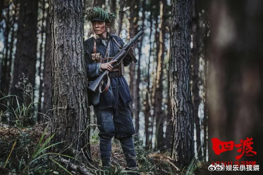 四渡于适军服补丁细节于适饰演的赵德发军服补丁暗藏剧情，多处磨损缝补对应无数场硬仗