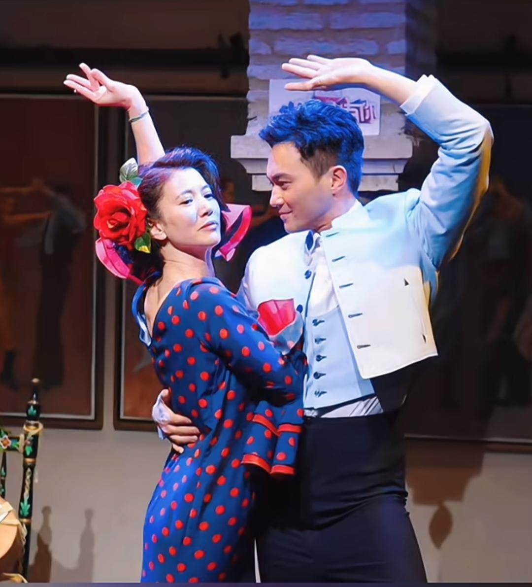 他俩在一起，还是张智霖显年轻。