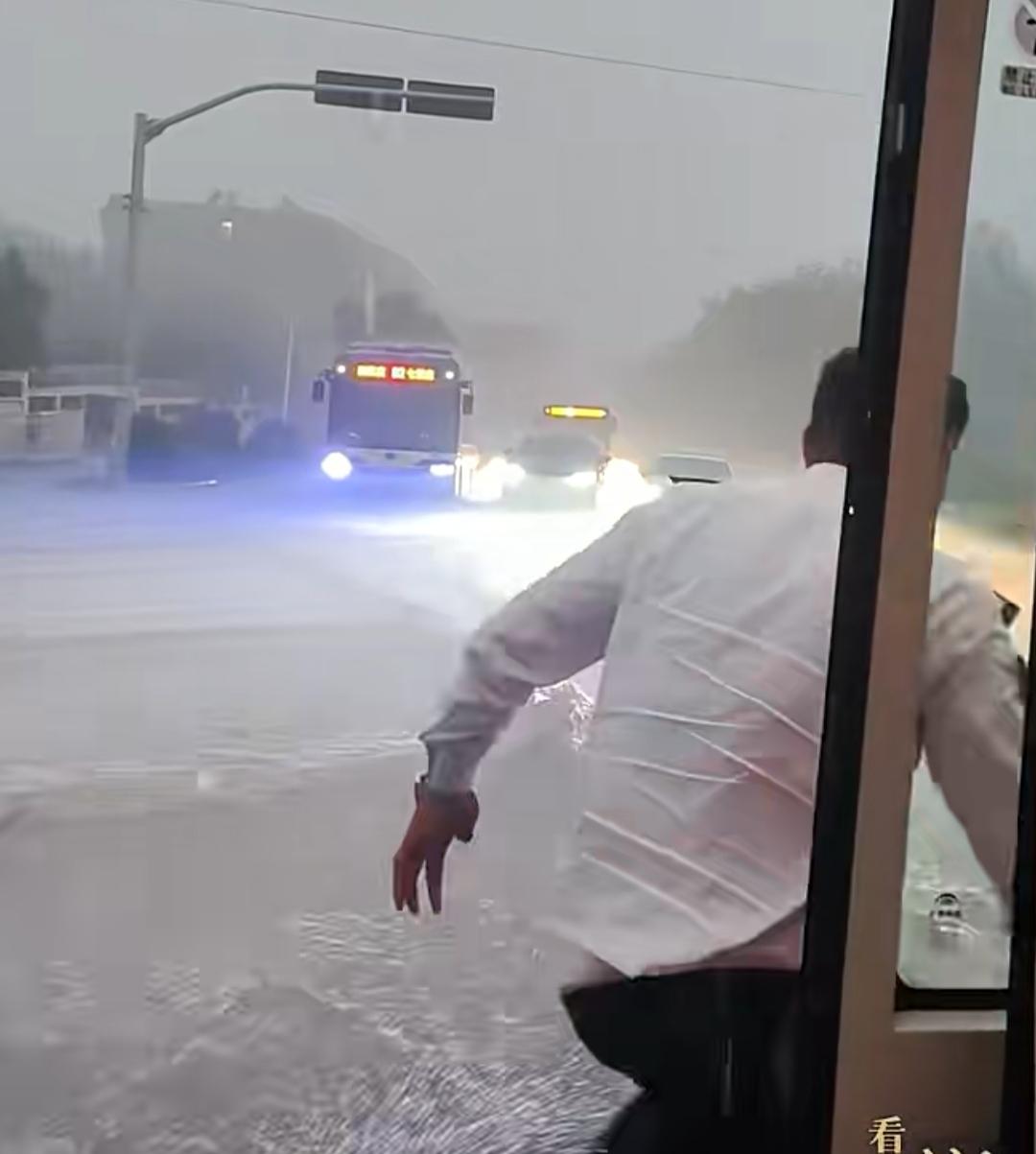 8月10日，山东济南遭遇强降雨，城区部分路面积水严重，湍急的雨水给路上出行的市民