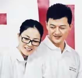 李嫣妈妈身材好，她爸爸长得还可以，李嫣是综合母亲身材和父亲长相长的。