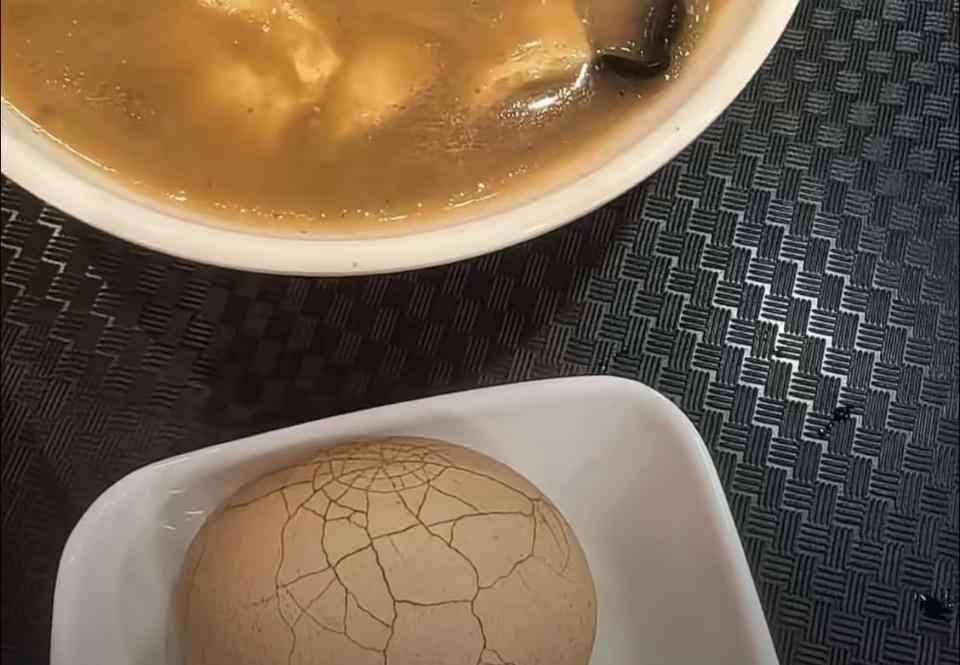 水煮蛋配上一碗浓汤，真美味！