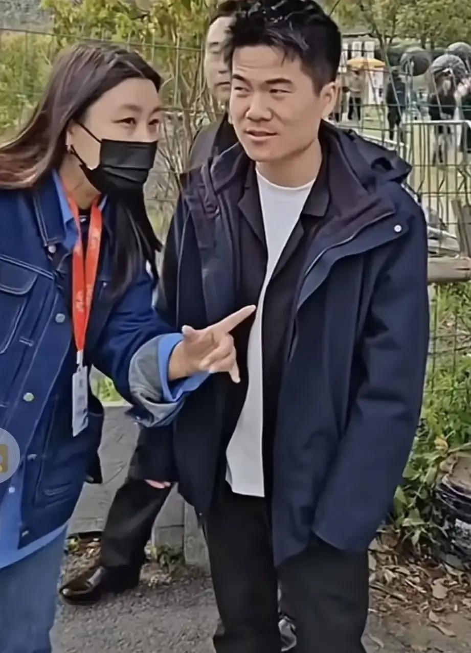 宇辉是真听成林的话！[祝福]看到这一幕 咋有点搞笑呢！彪哥像个没有主见的小朋友，