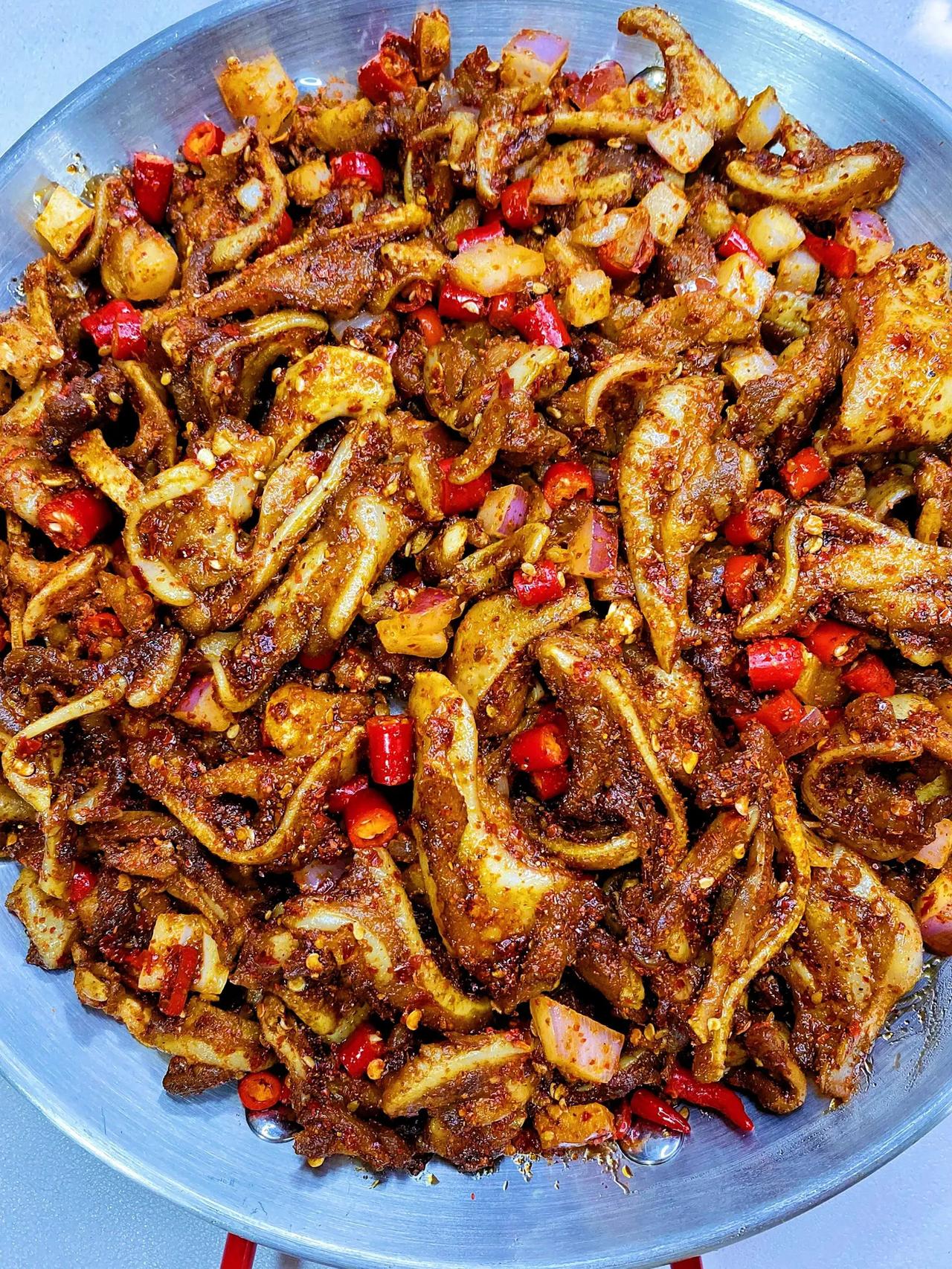 答应我，一定要试试这道菜!嘎嘎香~
这样做一点都不输烧烤店，香辣过瘾，直接抢着吃