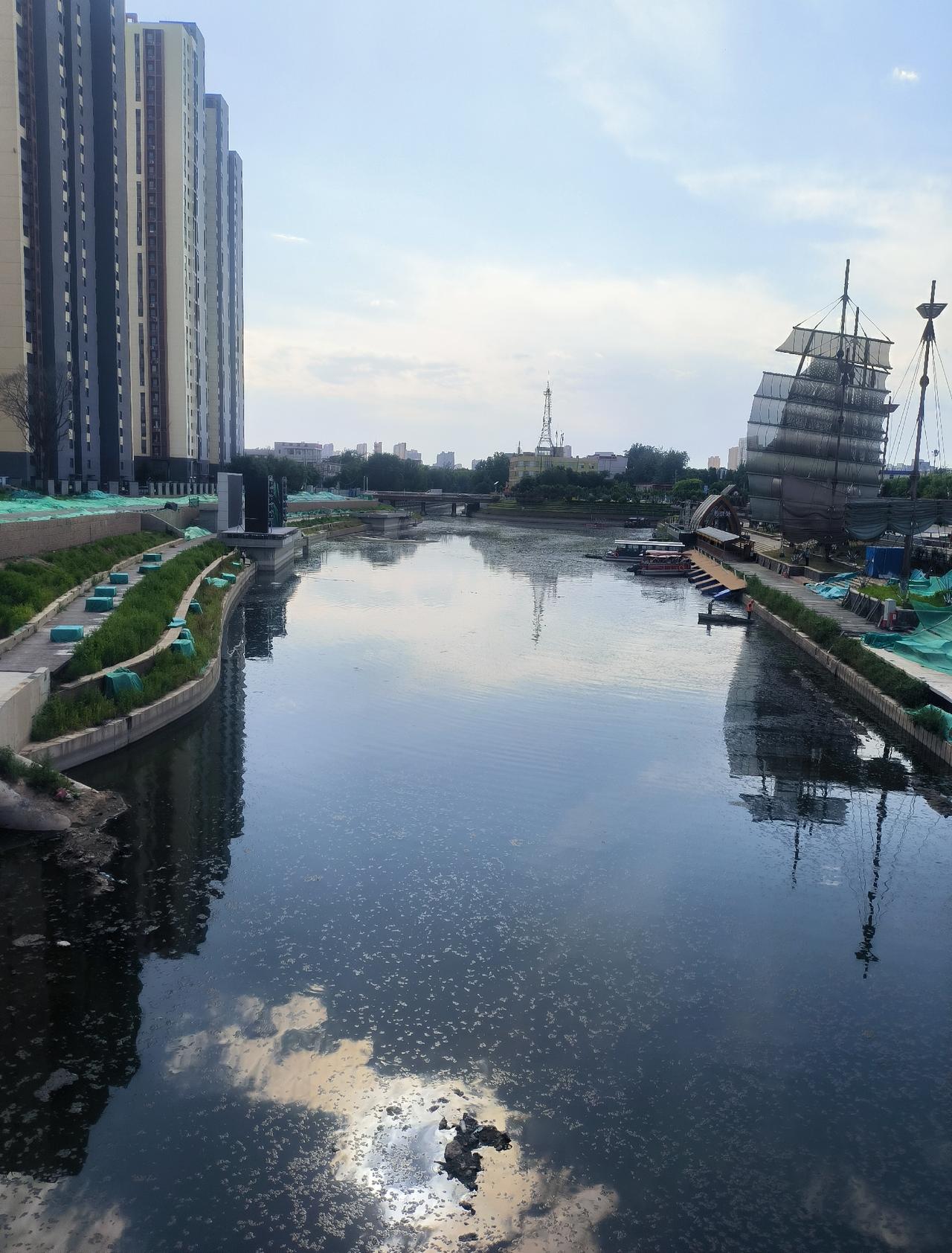 实拍保定府河河道现状，水质较以往明显变差。

1—3图：天水西桥视角下的府河码头