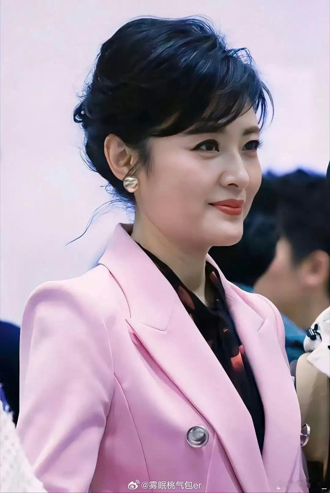 一快过年就会想起周涛果然，刻在DNA里的年味，一半是饺子香，另一半是周涛老师的声