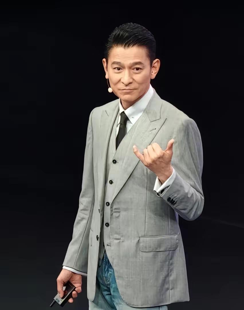 天呐，老了气质也不输当年，帅了一被子的男神，也是多少女人心中的白马王子，你知道他