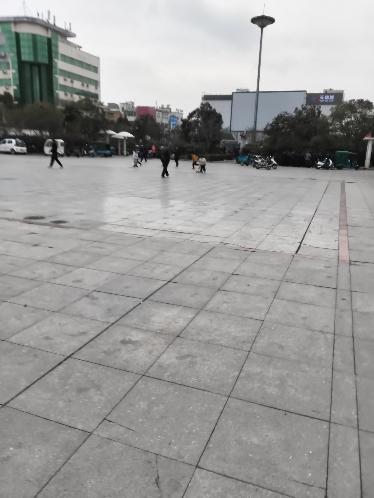 有的老人跟在小身影后面慢慢跑，笑着提醒慢点跑、别摔倒；有的蹲在地上，陪孩子玩滑梯