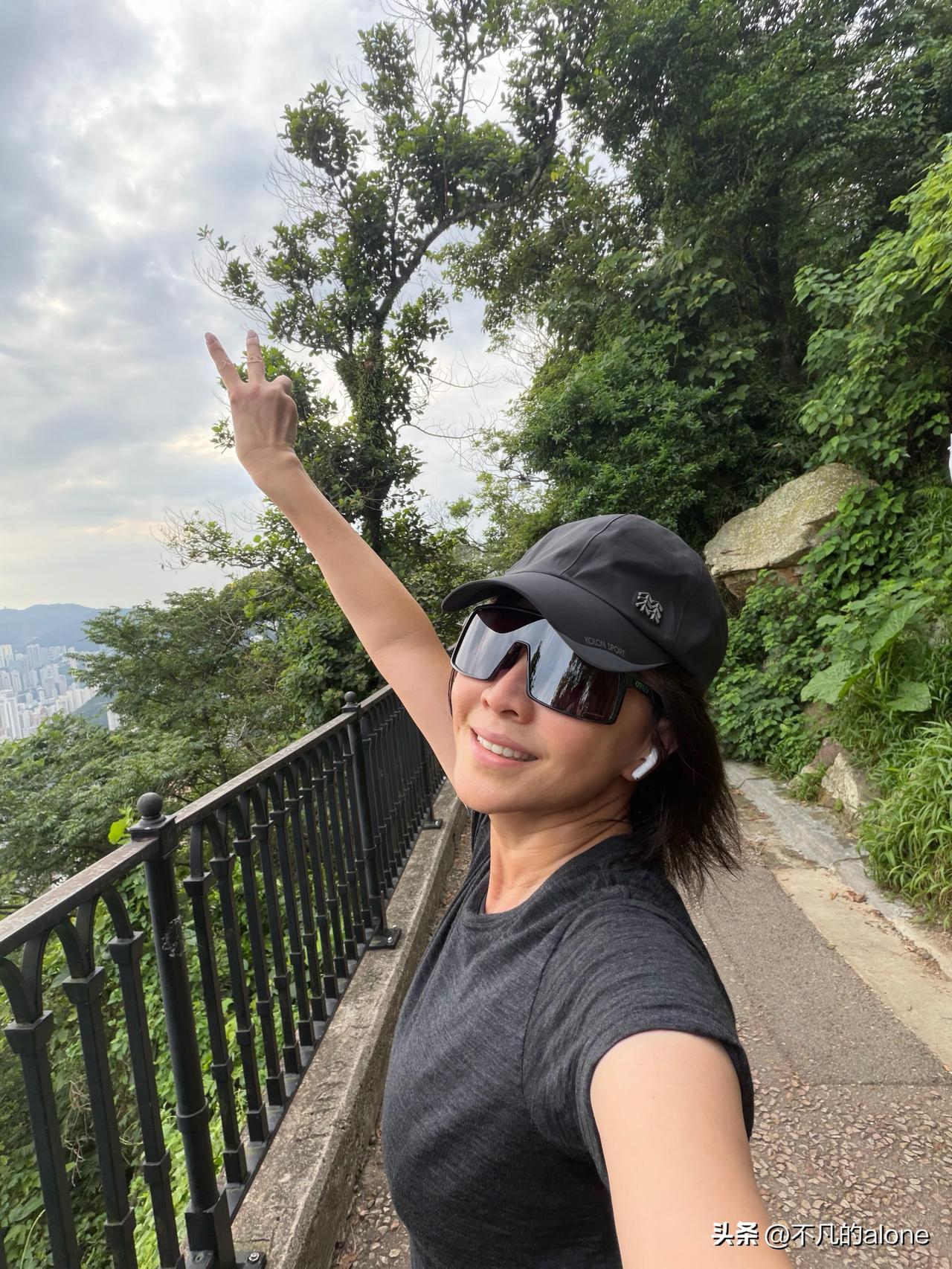 6月26日，演员刘嘉玲更新生活动态，并配文“暴風雨來臨之前”。她晒出4张生活照，
