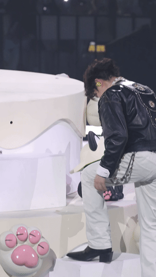 丁禹兮演唱会分生日蛋糕谁能不心动啊！丁禹兮开演唱会不忘和几万粉丝共享生日蛋糕，周