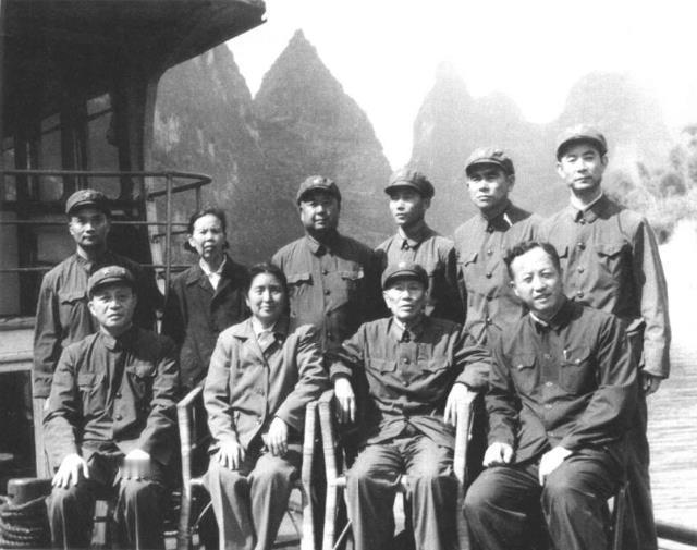 1978年于广西桂林。前排右二为邓华、右三为李玉芝、后排左二为侄女邓彤月。