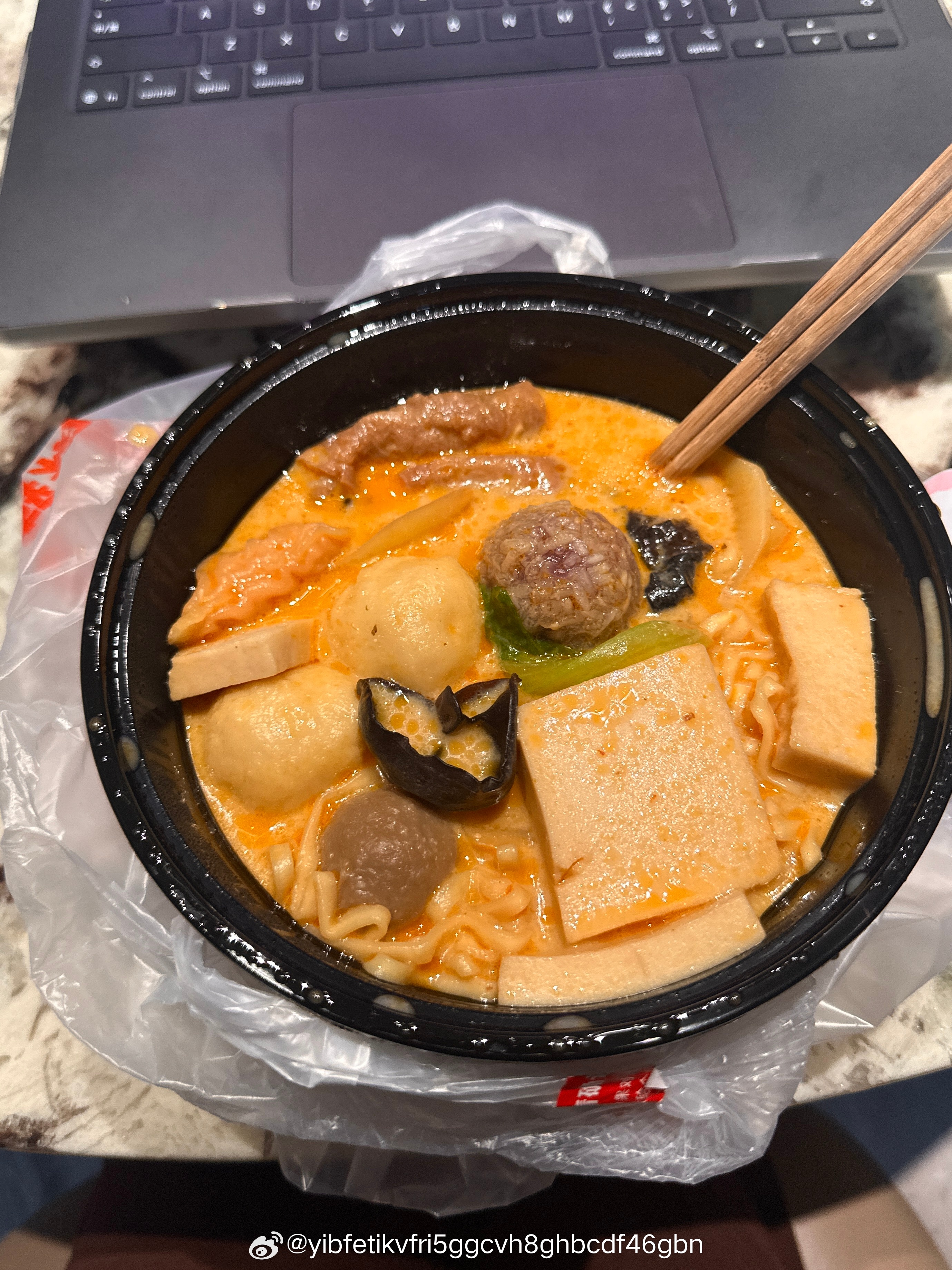 刚刚吃了麻辣烫！现在居然还想喝杯树夏你们晚上吃什么呀！ 