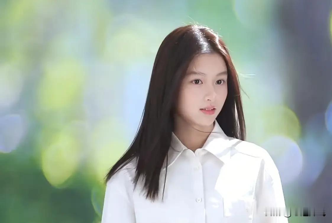 才14岁的七七
真的很幸运
只是妈妈带着拍视频，突然被于正发现。



当时于正